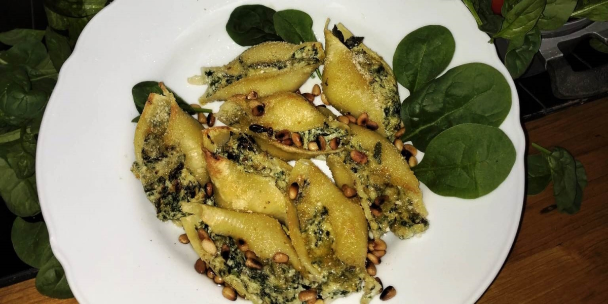 Conchiglioni con Spinaci novelli, ricotta cremosa e pinoli