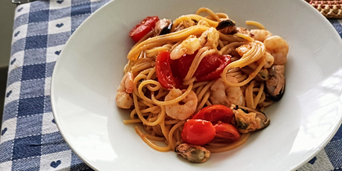 Spaghetti con cozze gamberetti pomodorini Pachino