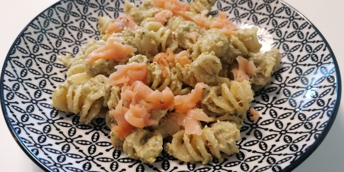 Eliche al pesto di taccole e salmone