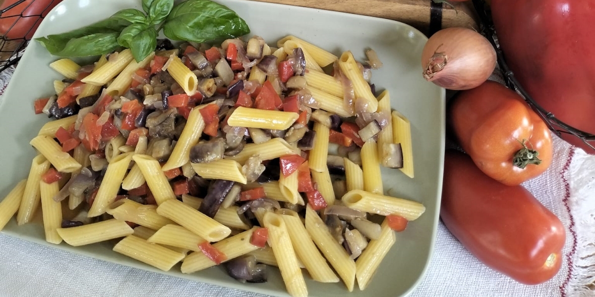 Penne rigate senza glutine con melanzane, peperone cubettato e acciughe