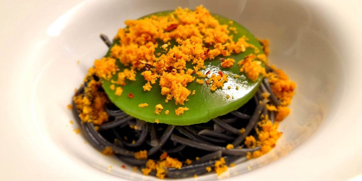 Spaghetti al Nero di Seppia con Sfoglia di Gelatina al Pesto di Zucchine Basilico e Menta e Polenta Tostata