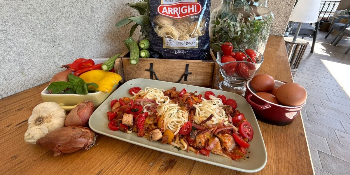 Tagliolini con peperoni fantasia e dadolata di spada e speck