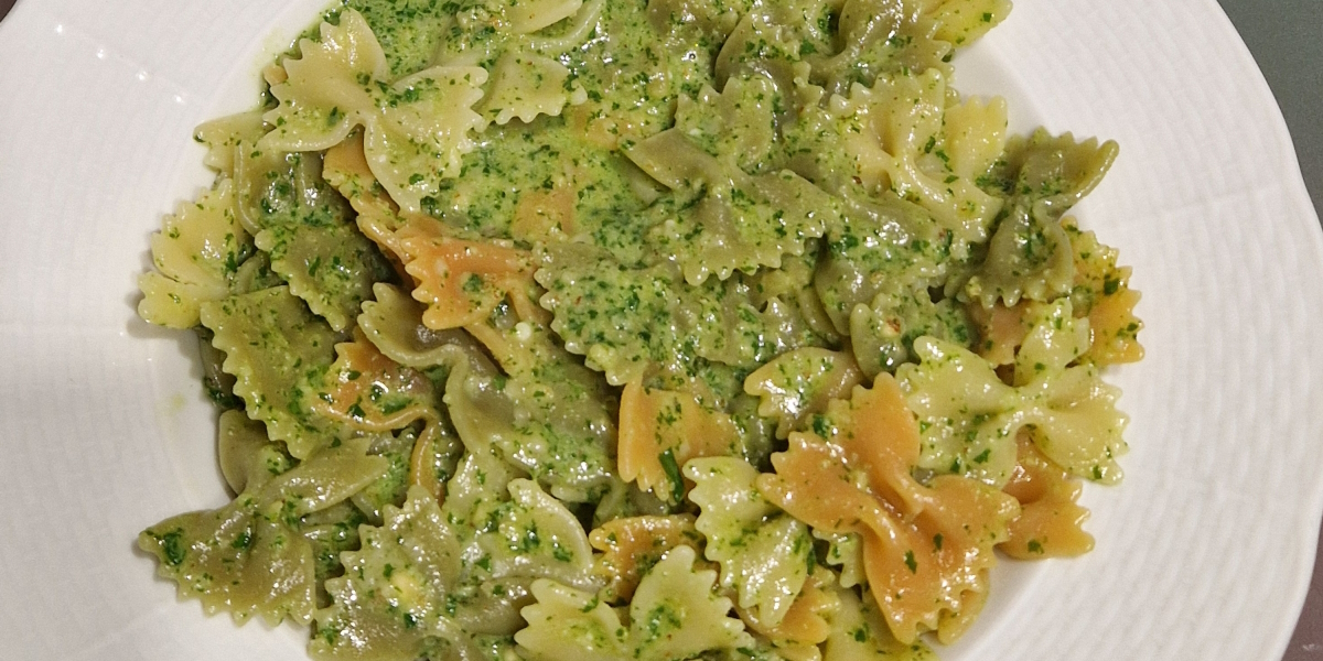Farfalle Tricolore al pesto di rucola e noci